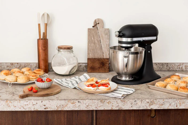 KitchenAid 4,8 L 5KSM175 Artisan Küchenmaschine Meatlover mit Ganzmetall- Fleischwolf und Spritzgebäckvorsatz